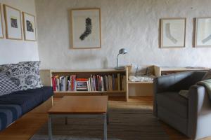 a living room with a couch and a coffee table at Idyl 2020 in Migré