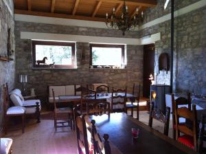 ein Esszimmer mit Tischen und Stühlen und zwei Fenstern in der Unterkunft Taverna Centomani in Potenza