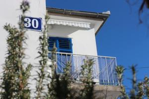 budynek z niebieskim znakiem na boku w obiekcie Morosini Apartments w Biogradzie na Moru