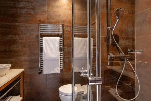 ein Badezimmer mit Dusche, Toilette und Waschbecken in der Unterkunft Hotel Le Six in Paris + 30 Fotos