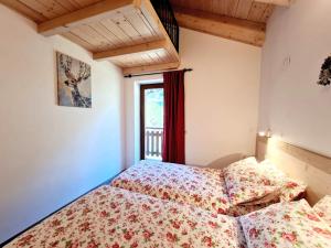 una camera da letto con due letti e una finestra di Chalet Selva a Valdidentro