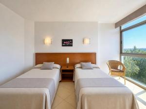 Postel nebo postele na pokoji v ubytování Hotel Avenida El Morell