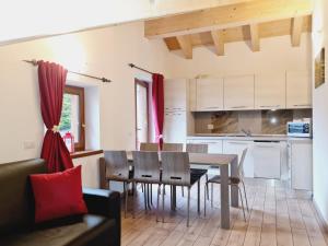 una cucina e una sala da pranzo con tavolo e sedie di Chalet Selva a Valdidentro