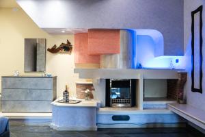 a model of a kitchen with a fireplace at Orchidea Catania in San Giovanni la Punta