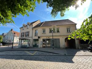 a building on the corner of a street at L inattendu in Brie-Comte-Robert