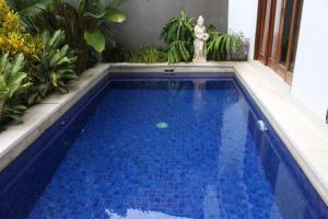 Der Swimmingpool an oder in der Nähe von Nyoman Villa Sanur