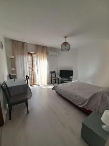 a bedroom with a bed and a desk in it at Apartment Sommer-Tango in Byala