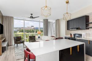 an open kitchen and living room in a apartment at Atlanta Resort 1BR Apartment in Atlanta