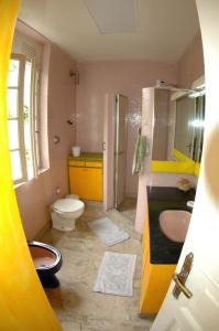 a bathroom with a toilet and a sink and a toilet istg at Reisnger Hostel in Rio de Janeiro