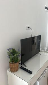 a flat screen tv sitting on top of a desk at Vila DVG Tineret in Schitul