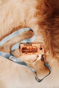 a key chain with a wooden object on a blanket at Tiny Cabana in Scharendijke