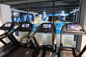 a row of treadmills in a gym at Hotel Moldova in Iaşi
