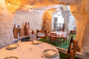a dining room with tables and chairs in a cave at Parnaydisiaque in Parnay