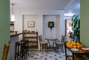 a dining room with a table and chairs and a kitchen at Carmen de la Alcubilla del Caracol in Granada