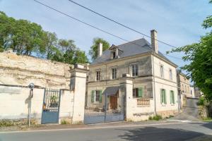 an old house with a gate and a fence at Parnaydisiaque in Parnay