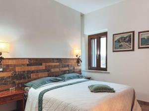 a bedroom with a bed and a window at La Casa di Joy in Acquasparta