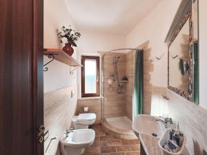 a bathroom with two sinks and a shower at La Casa di Joy in Acquasparta