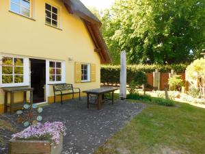 a backyard with a picnic table and a house at Haus Tina in Ahrenshoop