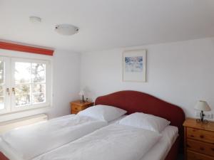 a bedroom with two white beds and a window at Altes Backhaus 2 in Althagen