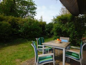 a table with chairs and a bowl of fruit on it at Luv in Althagen