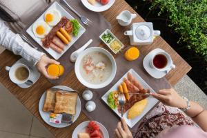 ein Tisch voller Frühstücksspeisen in der Unterkunft Tinidee Golf Resort Phuket in Kathu