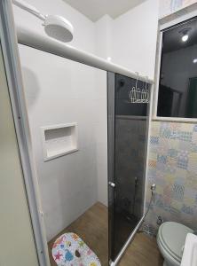 a bathroom with a shower and a toilet at Apto Central com Wi-Fi Rápido e Workspace in Niterói