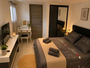 a bedroom with a bed and a desk with a computer at Casa Versini in Balogna