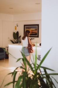 Eine Frau steht vor einem Tresen in der Unterkunft Hotel Nereida in L'Estartit