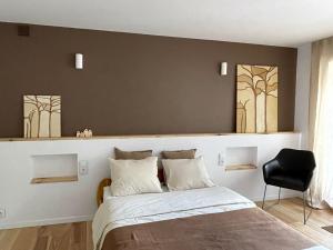 a bedroom with a bed and a black chair at Ostoja in Ojców