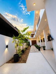 a courtyard of a house with plants in it at Surf del mar in Arugam Bay