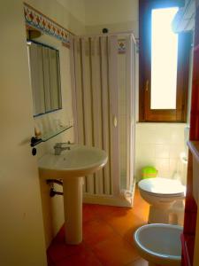 La salle de bains est pourvue d'un lavabo, de toilettes et d'une douche. dans l'établissement Residence Favonio, à Favignana