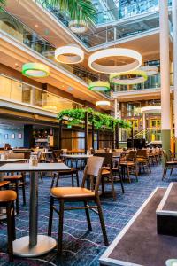 Comfort Hotel Malmö tesisinde bir restoran veya yemek mekanı