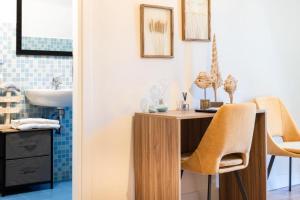 a bathroom with a desk with a sink and a giraffe at B&B Residenza Ricasoli Grosseto centro storico in Grosseto +59 photos