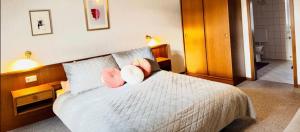 a bedroom with a bed with pink and white pillows at Historisches Winzerhaus Lieser in Lieser