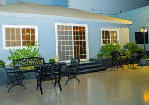 a patio with chairs and a table in front of a building at استراحة ليال in Jeddah