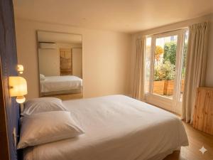 a bedroom with two beds and a large window at Appartement avec jacuzzi et vue sur Pyramide in Vienne