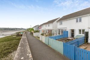a street with houses and a blue fence at 2 Bed in Bideford oc-rives in Bideford