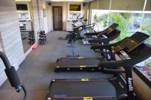 Fitness centrum a/nebo fitness zařízení v ubytování Efcee Sarovar Premiere Bhavnagar