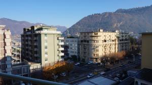 vistas a una ciudad con edificios y montañas en Masia Holiday Apartment Como Lake, en Como