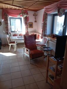 a living room with a couch and chairs and a table at Ferienwohnung Lechner in Treffelstein