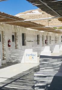 ein weißes Gebäude mit einem Schild, auf dem Paxos steht in der Unterkunft Pavlosx2 in Folegandros Chora