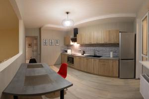 Η κουζίνα ή μικρή κουζίνα στο Kyiv Yuriya Ilyenko street new building close to the downtown