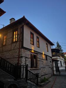 an old stone house with its lights on at Hotel Siatistino Archontariki in Siátista