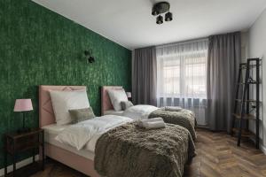 a bedroom with two beds and a green wall at Cetyna Retreat - Dom w Beskidzie Sądeckim, 8 osób, szlaki, cisza, EV in Rytro