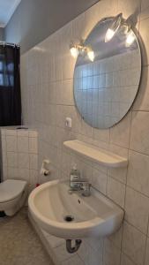 a bathroom with a sink and a mirror and a toilet at Stadtnah an der Förde 65 1 in Flensburg