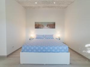 a bed in a white room with two lamps at Winahost Pla de Can Sans in Sant Andreu de Llavaneres +11 photos