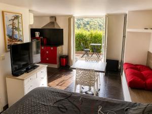 a living room with a television and a table with chairs at Casa Versini in Balogna +19 photos
