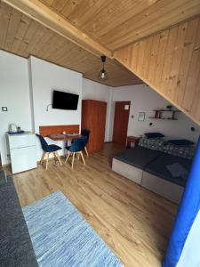a bedroom with a bed and a table with chairs at Pokoje u Joli Polańczyk in Polańczyk