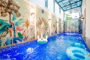 an indoor pool with an inflatable pool in a building at Vui Hotel in Sầm Sơn
