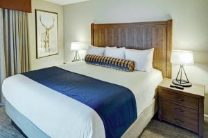 a large bed in a hotel room with two lamps at Durango Resort 1BR Apartment in Durango